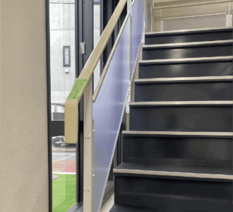 劣化した階段手すりを改修し、現場の安全性と美観を向上