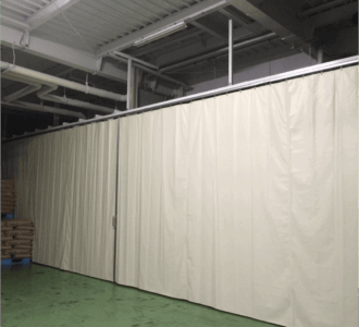製造品の衛生管理上、工場内のホコリや飛沫対策として、シートカーテンの取り付け