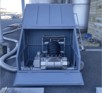 原料投入口に開閉式カバーを取り付け、防虫・防犯・雨対策に