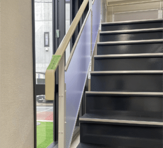 劣化した階段手すりを改修し、現場の安全性と美観を向上