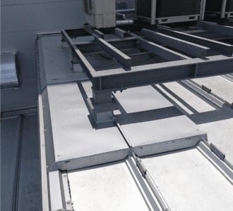 工場内の空調設備増設のため、屋根上に屋外機用架台を設置