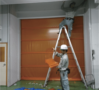 防虫対策のため、防虫シートと高速シャッターを設置(施工前)